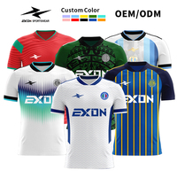 Jersey Sepak Bola Kustom Versi Pemain Merah Putih Biru Tri-Warna Pesan Secara Online dengan Opsi Sablon