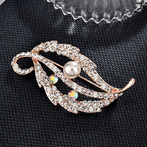 Broche de Joia de Moda Coreana de Liga de Alta Qualidade com Pérolas e Diamantes Incrustados - Acessórios por Atacado - Product Image 5