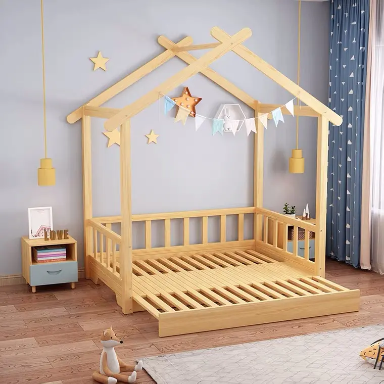 就寝時の幼児の寝室は家の形のフレームが付いている子供のベッドテントを設定します