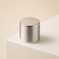 Bouchon de flacon de parfum en alliage de zinc magnétique robuste, personnalisable en usine avec logo en relief ou débossé, fermeture de parfum gravée mat, vente en gros