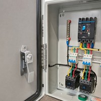 Boîtier de distribution métallique intérieur personnalisable JXF 220V 380V 50Hz 60Hz avec disjoncteurs MCB et MCCB pour panneau de commande de protection de circuit