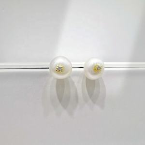 Prix usine Boucles d'oreilles clous rondes en argent 925 plaqué or, style minimaliste, avec perles d'eau douce mélangées, pour femme, délicates et uniques, collection été - Product Image 2