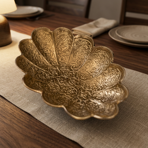 Assiette décorative en métal faite à la main, forme de fleur, motif végétal gravé, style vintage - Product Image 6