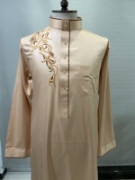 Vêtements et accessoires musulmans traditionnels Thobe saoudien à faible coût Boîte à col montant à manches ouvertes Emballage cadeau pour le marché saoudien de Dubaï