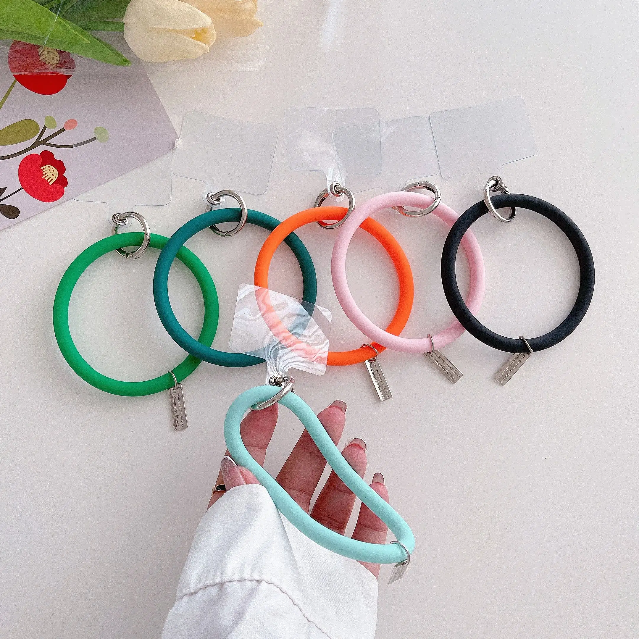 Fornitura di fabbrica a buon mercato Cool Funny Cute Lovely Big Round bracciale Ring Strap Chain accessori per cassa del telefono per ragazze donne