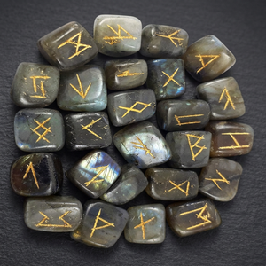 Piedra de labrodolita de cristal natural Piedra caída pulida con juego de runas grabadas y pintadas Juego de runas grabadas de cristal - Product Image 1