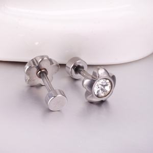 Boucles d'oreilles tendance pour femmes, design en acier inoxydable plaqué or, bijoux en forme de fleur - Product Image 6