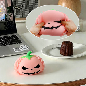 Balle anti-stress géante en forme <span class=keywords><strong>de</strong></span> citrouille, moelleuse et compressible, pour enfants et adultes - Cadeaux <span class=keywords><strong>de</strong></span> fête d'Halloween et <span class=keywords><strong>de</strong></span> Noël, vente en gros - Product Image 3