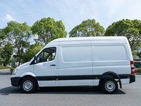 Fourgonnette avec capteur de pression des pneus et protection sous carrosserie pour la livraison de fournitures d'entrepôt e-commerce et la vente en gros d'outils