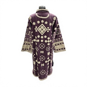Manteau long d'hiver en velours violet fait main avec col mandarin, broderie florale beige et détail de poignets géométriques, style bohème - Product Image 4