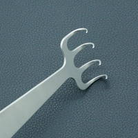 Écarteur chirurgical à double tête et quatre branches pour chirurgie mammaire / Écarteur à pointe arrondie de type râteau pour chirurgie esthétique 18cm
