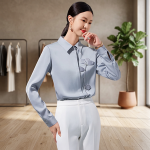 Camisa de Satén Azul Claro Personalizada para Mujer con Botones y Detalle Chinoiserie |   Camisa de Oficina de Manga Larga, Corte Regular, Cuello Clásico - Product Image 3