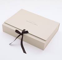 Vente en gros de boîte cadeau magnétique rigide de luxe blanche avec ruban pliable en profondeur A5 couleur beige personnalisée