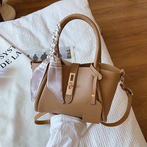 Sac à main sophistiqué en PU pour <span class=keywords><strong>femme</strong></span>, nouvelle collection 2025, sac bandoulière polyvalent de style occidental, sac seau tendance avec foulard en soie et fermeture éclair - Product Image 4