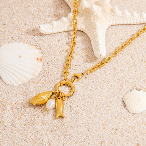 Collar de Acero Inoxidable Serie Océano con Colgante de Doble Pez y Dijes Temáticos de Trébol de Cuatro Hojas, Joyería Multicapa para Mujer - Product Image 4