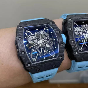 Reloj Mecánico Hueco de Fibra de Carbono con Forma de Tonneau y Correas Coloridas. Reloj de Hombre Moderno y Personalizado. - Product Image 1