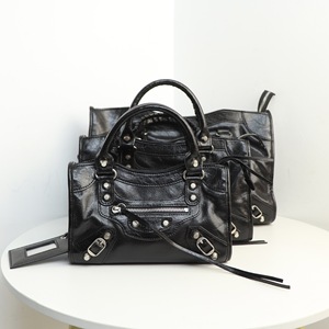 Borsa a Mano Le City da Donna in Vera Pelle Borse e Borsette di Lusso Firmate con Borchie Stile Motociclista - Product Image 2