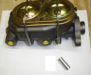 Cilindro maestro universal de 1 "de hierro fundido estilo Corvette con 9/16" y 1/2 "en ambos lados OEM MC1321H - Product Image 3
