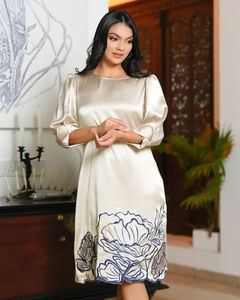 เดรสสั้นทรงหลวมพิเศษ ผ้าซาตินพรีเมียม กันยับ แต่งลายปักดอกไม้ แขนพอง สไตล์ลำลอง - Product Image 2