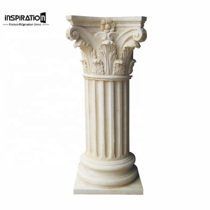 Colonne de portail de villa en grès, avec chapiteau orné et complexe et un mât à cannelures profondes, pour la décoration extérieure de résidences de luxe - Product Image 1