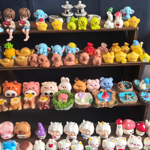 Statuetta Romantica in Resina a Tema Amore e Matrimonio, con Coppie (Donna e Donna, Anziani, Nuovi Sposi), Capibara, Rana, Luna, Stella, Coppia di Pecore, Casa e Fungo - Product Image 6