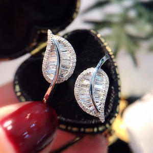 Orecchini di Diamanti F1589 in Oro Bianco, Taglio Baguette Affusolato, Colore G Naturale, Lussuosi per Uso Quotidiano Femminile - Product Image 1