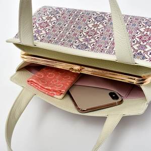 Sac fourre-tout en cuir véritable blanc pour femme conçu par un artisan traditionnel Technique Yuzenbunko élégant magnifiquement coloré pour tous - Product Image 3