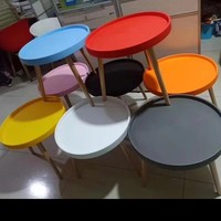 Table basse de salon au design minimaliste, gain de place, pieds en bois, plateau en plastique