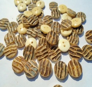 Texture Custom Horn Natural <b>Toggle</b> Button Finished Two Holes Horn Bone Button Ox Horn Buttons for Coats and Others Clothes - Product Image 1