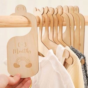 Etiqueta colgante de madera ecológica grabada al por mayor para divisor de armario de bebé, tarjeta de hito para recién nacido, para ropa de bebé personalizable - Product Image 4