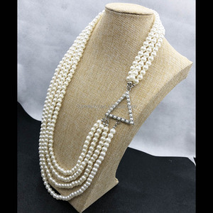 Collar con colgante de triángulo de perla blanca de tres capas hecho a mano, regalo de joyería de hermandad de Hermanas griegas - Product Image 3