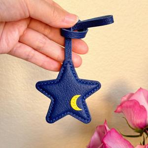 YY Colgante de Piel Sintética con Estrella y Luna, Amuleto Celestial para Bolso, Accesorio Azul para Cartera - Product Image 4