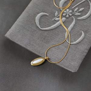 Non Tarnis Ladies 18K chapado en oro colgante de concha ovalada collar de cadena de serpiente redonda joyería minimalista accesorios de moda para mujeres - Product Image 2