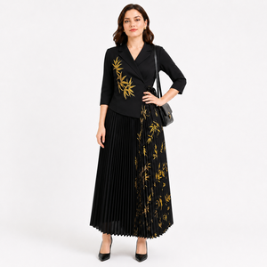 Elegantes Designer-Set im Miyake-Stil: Wickelblazer mit gekerbtem Kragen und plissiertem Rock mit Goldprint-Patchwork - Product Image 3