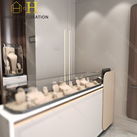 Maßgefertigtes Schmuckgeschäft Innendesign Glas-Wandvitrine Schmuck-Ausstellungsschrank für Schmuckpräsentation