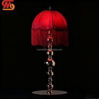 Lampe LED rechargeable pour centre de table de mariage, abat-jour en tissu rouge foncé avec pompons suspendus, pour événements et décoration de table de fête