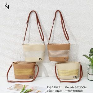 Piccola borsa quadrata in carta intrecciata 30x20cm, borsa a tracolla da donna, borsa da spiaggia estiva - Product Image 1