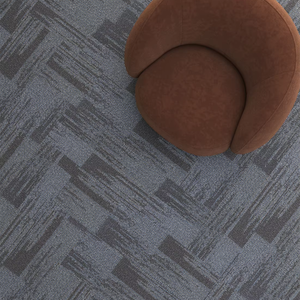 กระเบื้องพรมปูพื้นสำนักงานแบบแผ่นสี่เหลี่ยม ติดตั้งง่าย ผิว PP ด้านหลัง PVC คุณภาพสูง ราคาถูก - Product Image 1