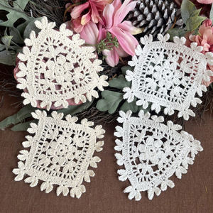 Sousplats de Crochê Artesanais em Triângulo, Porta-Copos Quadrados de Fio de Algodão, Toalhas de Mesa Vintage em Renda de Algodão - Product Image 3