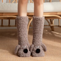 Nouveaux produits explosifs Chaussettes pour chiens moches et adorables Chaussettes de maison antidérapantes en molleton de corail moelleux avec poignées de patte