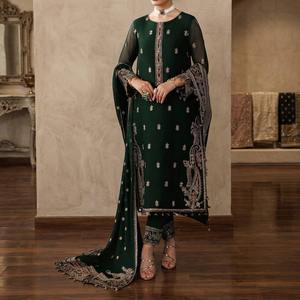 Robe trapèze en organza brodée verte à motif floral pour femme, idéale pour les mariages traditionnels indiens et pakistanais, ou les tenues de soirée. - Product Image 3