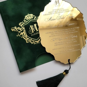 Invitation de mariage de luxe en velours vert émeraude avec <span class=keywords><strong>carte</strong></span> à bord festonné en acrylique doré effet miroir et suite de pompons en soie forestière - Product Image 4