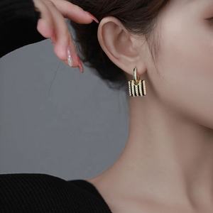 Boucles d'oreilles clous en perles coréennes exquises et polyvalentes, style féminin tendance, nouvelle collection, vente en gros - Product Image 2