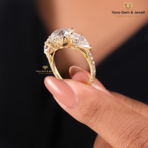 Anillo Elegante Royal Trio con Corte Redondo para Mujer, Diamante CVD Cultivado en Laboratorio de 3.00 Quilates, Oro Sólido de 14K, Certificado IGI, Color E, Claridad VVS2 - Product Image 3