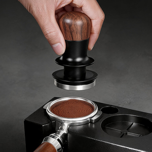 Prensador de Café Moderno con Mango de Madera, Base de Acero Inoxidable, Diseño Ondulado, Profundidad Ajustable, Presión Constante 51/53/58mm - Product Image 4