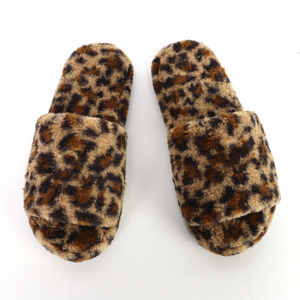 Ciabatte Invernali Personalizzate in Finta Pelliccia Leopardata con Logo Ricamato per <span class=keywords><strong>Uomo</strong></span> - Product Image 2