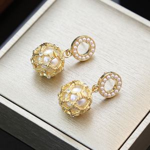 Boucles d'oreilles clous pour femmes, nouvelle collection haut de gamme, argent S925, zircon, imitation perle, plaqué or 18 carats, tendance, luxe léger, mode, vente en gros - Product Image 4