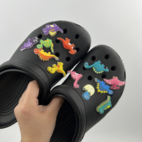 Breloques personnalisées en relief 3D pour enfants, en forme de cœur et de fleur, en caoutchouc PVC, accessoires pour chaussures, chapeaux et sandales