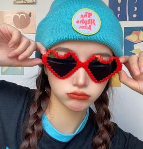 Nuovi occhiali da sole a cuore rosa rosso <span class=keywords><strong>Cos</strong></span> occhiali da sera divertenti da sera a mosaico rosso pixelato Thug Life Lentes De Sol - Product Image 3