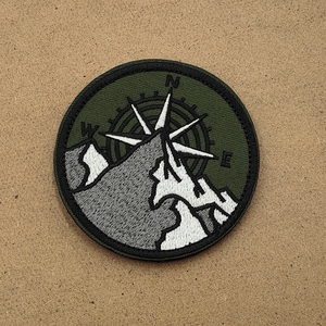 Patch in Tessuto Tattico Ricamato con Montagne Innevate e Bussola Rotonda per Borse, Abbigliamento, Giacche, Cappelli Fai-da-Te - Product Image 4